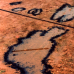 ”Pfützen” 400x300cm Bodenzeichnung, Kohle auf rotem Tonboden